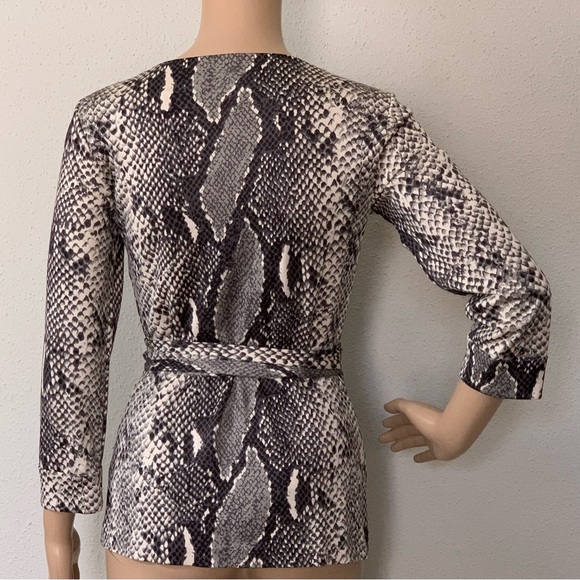 Diane Von Furstenberg Silk Jersey Wrap Tie Animal Printed Top Size 4 - Picture 3 of 9